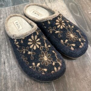 Taos Wool Clogs, great condition